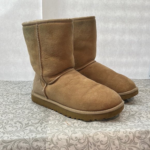 Ugg size 8 in good preowned condition - Picture 1 of 12